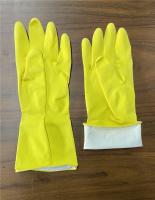 As luvas de lavagem da cozinha de borracha amarela da cor pulverizam Flocklined