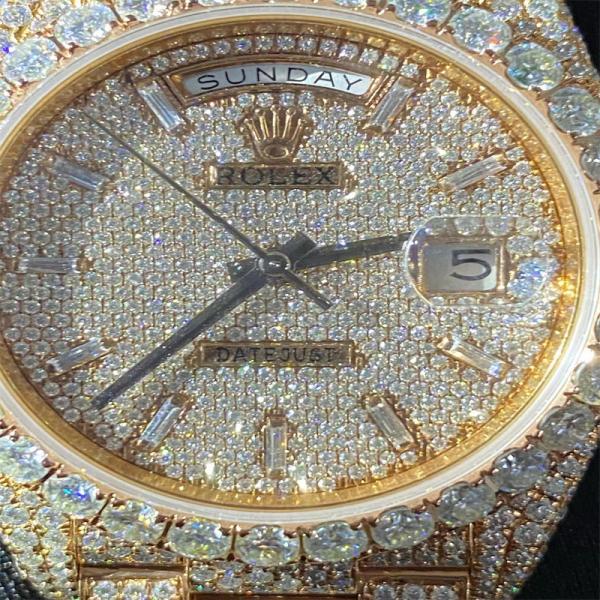 Busto branco de um Bussdown de 20 quilates abaixo do milionário de Rolex do relógio sem conflitos