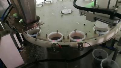 Boule de chocolat comptant pesant le peseur principal de capsulage du système 20 de bouteille