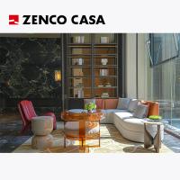 Mobiliário do lobby do hotel, incluindo sofá em forma de L e cadeira única em forma de vidro vermelho e aço