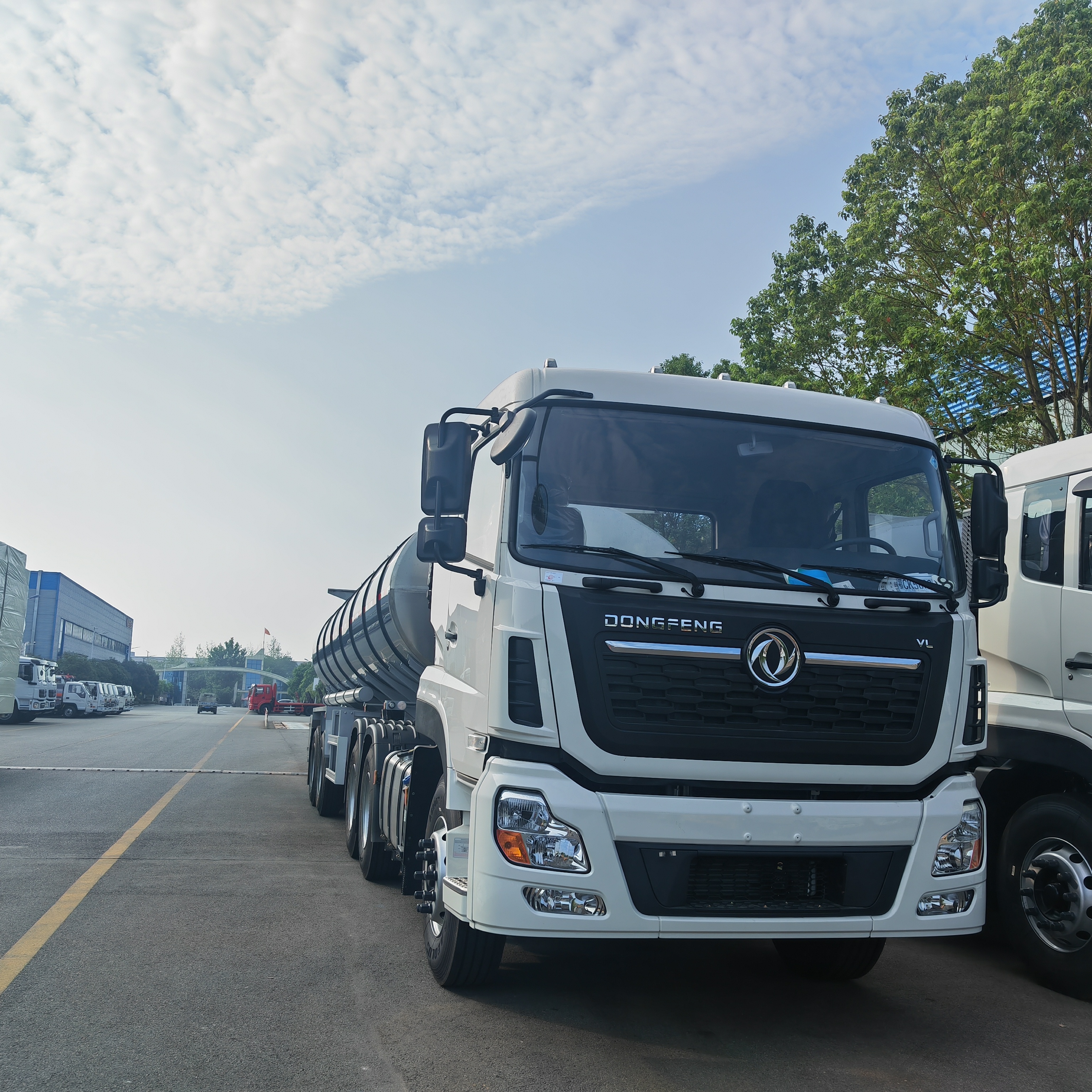 Dongfeng Tractor Truck with 2-Axle Stainless Steel Tanker Semi Trailer