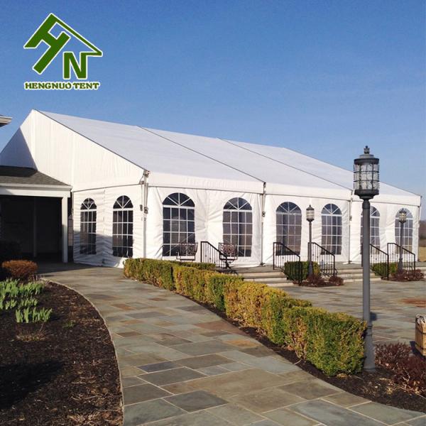 Utilização de Mandap Gala Marquee Tent High Space com decoração do teto