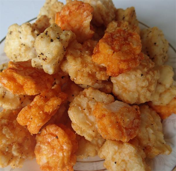 Os biscoitos salgados soprados do arroz baixo salgam petiscos chineses saudáveis cozidos
