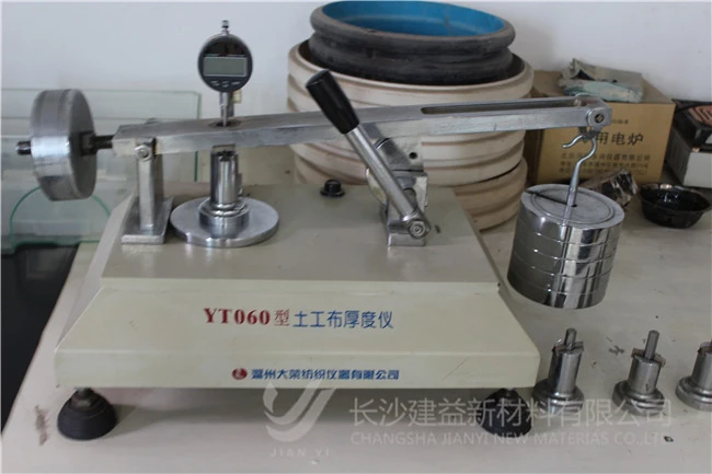 Противоскользящая и эрозионная геомембрана с текстурой из HDPE с колонной точечной структурой