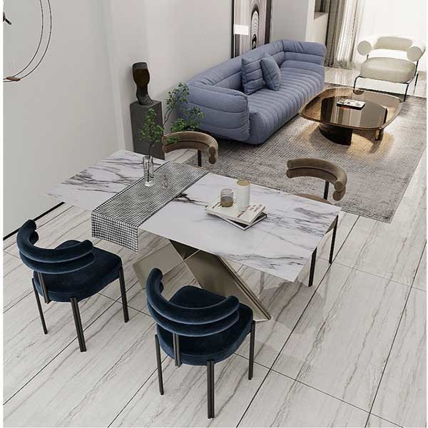 Négociation à la maison de loisirs de demi fauteuil simple italien d'arc dinant la chaise