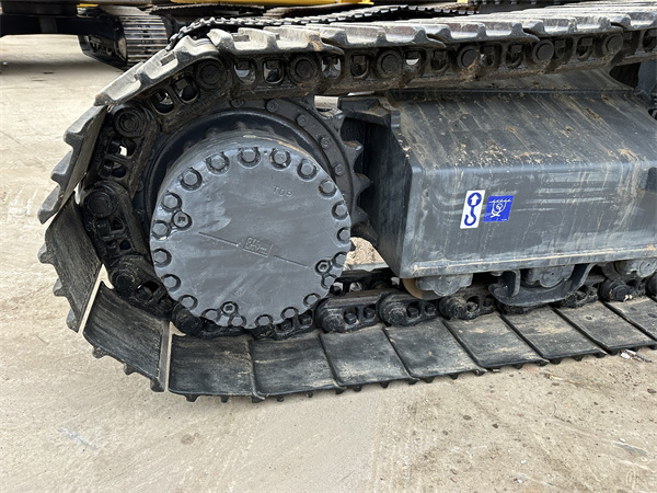 Использованный экскаватор Komatsu PC240LC-8 с рабочей массой 25130 кг