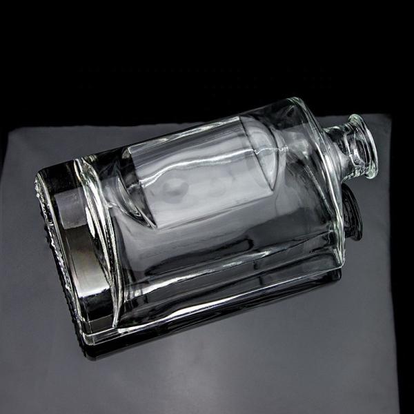 Botão de vidro de vodka de 750 ml de forma personalizada com tampa de cortiça e acabamento transparente em redondo