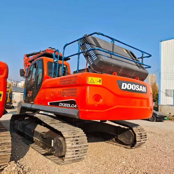 136KW Used Earth Moving Equipment Hydraulic Doosan DX300LCA Excavator
