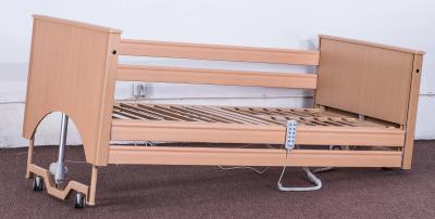 Material de madeira com a cama dos cuidados de enfermagem dos rodízios do freio de cinco - função
