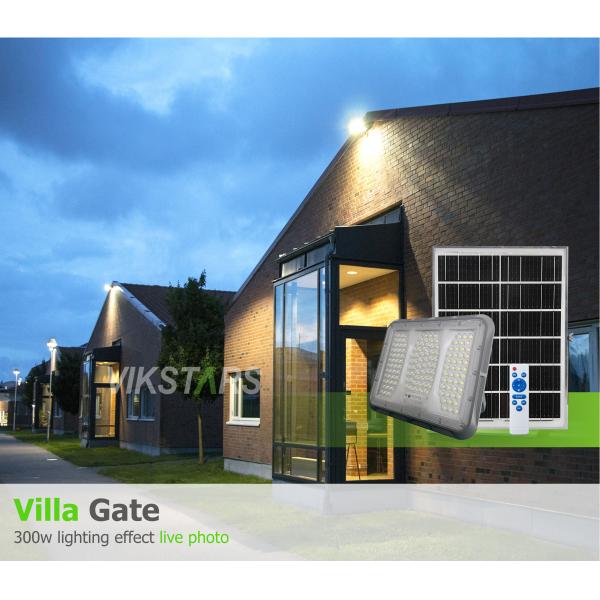 Ventas calientes 100W 200W 300W 400W Luz solar de inundación con PC Lente Iluminación rural exterior IP65 Inmune Iluminación solar de jardín