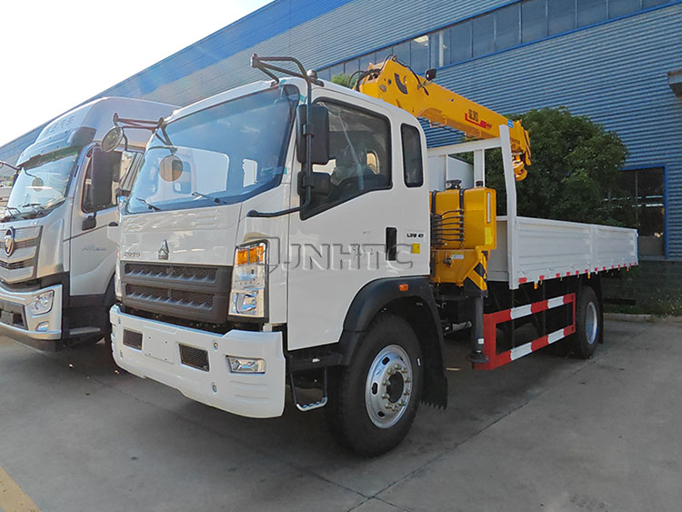 SINOTRUCK 4X2 6 колес грузовик с краном грузовик с монтированным краном для продажи