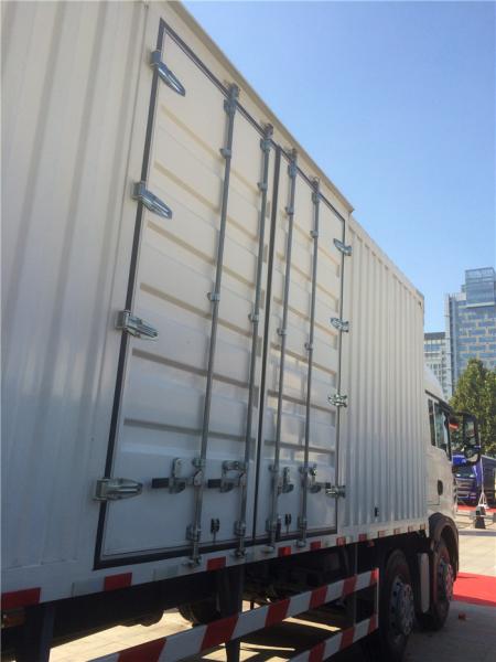 SINOTRUK HOWO 6*2 Drive Small Cargo Truck With Lorry Box Customized For Transportation