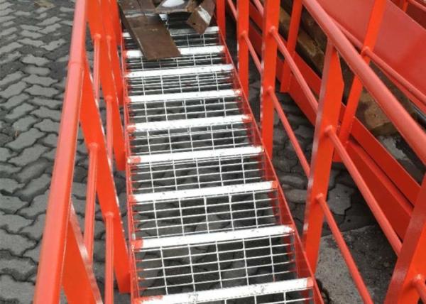 Passos de escada de aço da largura antiderrapante de Glvanized 215mm que raspam para a plataforma ou a construção industrial
