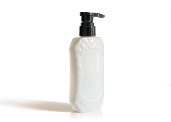 Body Wash Flat PET Cosmetic Bottles With Black Pump Accessories Half Transparent