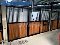 A grande tenda galvanizada mergulhada quente do cavalo da porta de balanço fronteia com janela