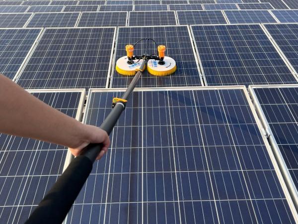 Convenient Double-Head Rotating Brush for High Pressure Cleaning of Photovoltaic Farms