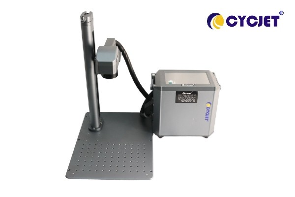 トラックのタイヤにQRコードを刻むための携帯型レーザーマークマシン