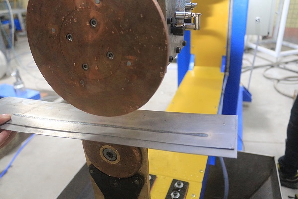 Сварочный аппарат шва сопротивления продольный для металлической пластины радиатора трансформатора