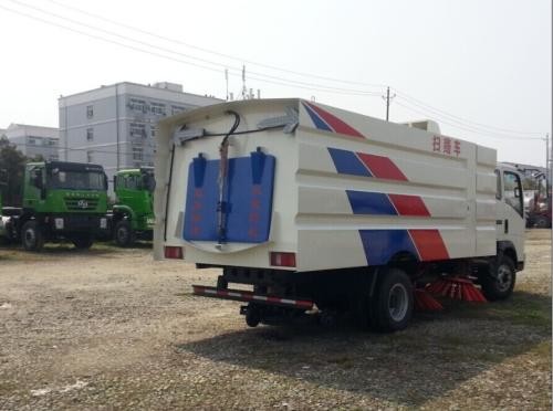 Euro II RHD 2 Axles Road Sweeper Truck Water Saving Wet Type Street Cleaning Machine