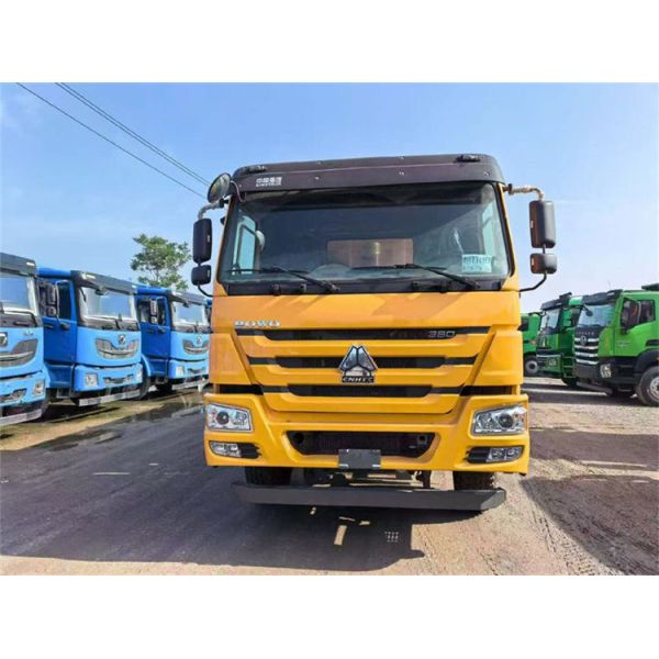 Heavy‑Duty Sinotruk HOWO V7 in Desert Yellow 300 L Fuel Tank