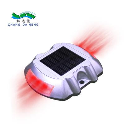 A entrada de automóveis que a estrada solar enche o diodo emissor de luz aumentou o refletor da segurança de tráfego do marcador do pavimento