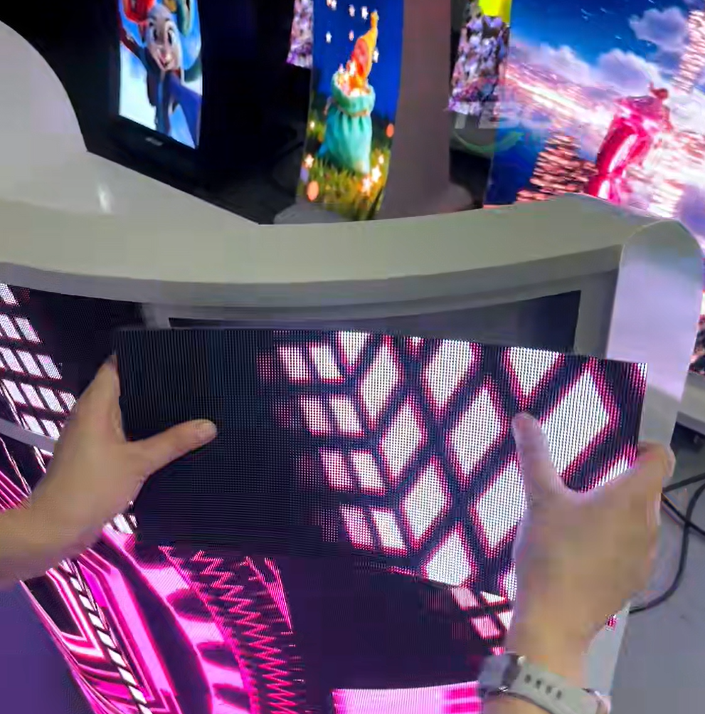 U Shape GOB P2.5 LED Display with 650nit Brightness and Magnetic Front Maintenance for Indoor Front Desk