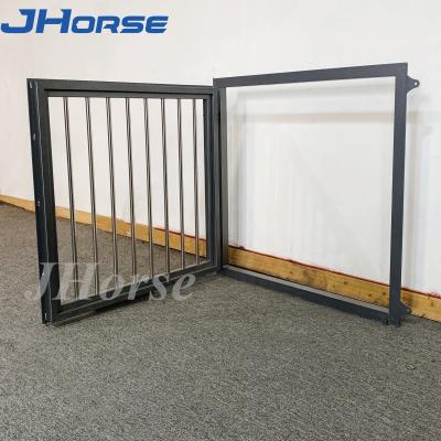 Barraca de aço pré-fabricada com enchimento de bambu para cavalos porta de celeiro com dobradiças janelas personalizadas