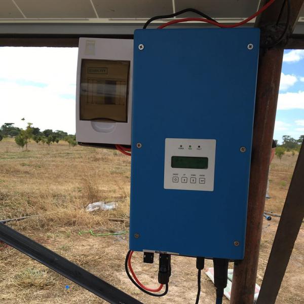 Sistema de bombeamento solar trifásico exterior de 2.2kw 220v para a irrigação em Zâmbia