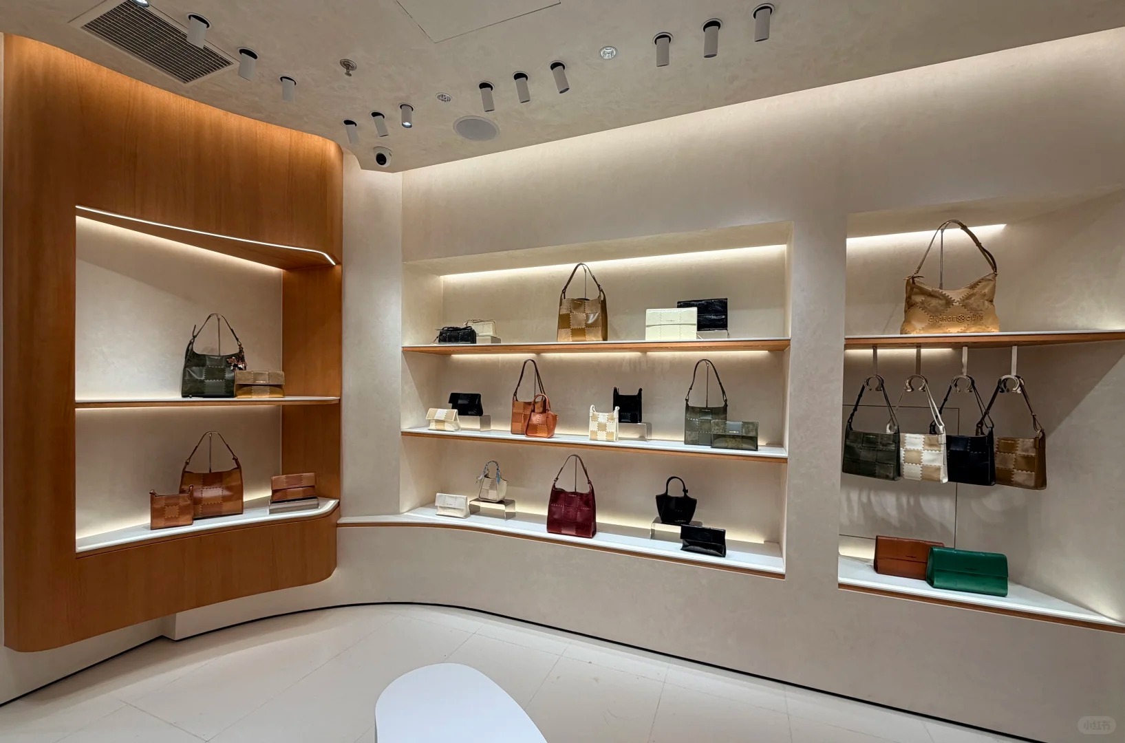 Light Beige Designer Full Wall Showcase Decorative For Commuter Leather Handbag Store