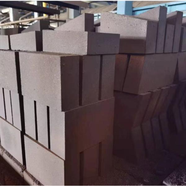 Vertical Lime Kiln Magnesia Chrome Brick with 12% CrO Content and 1.2-1.4% SiC Content