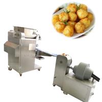 Bolas da batata com a bola da máquina/batata do feta que faz a bola da máquina/batata com a máquina de rolamento dos enchimentos do queijo