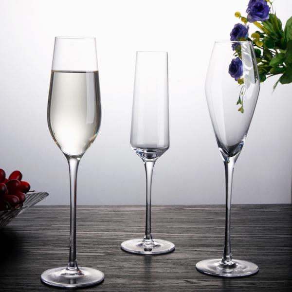Os vidros de vinho de cristal luxuosos por muito tempo provieram vidros de flauta sem chumbo de Champagne