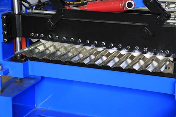 Rolo corrugado eficiência elevada do telhado que forma a máquina com cortador de Cr12Mov