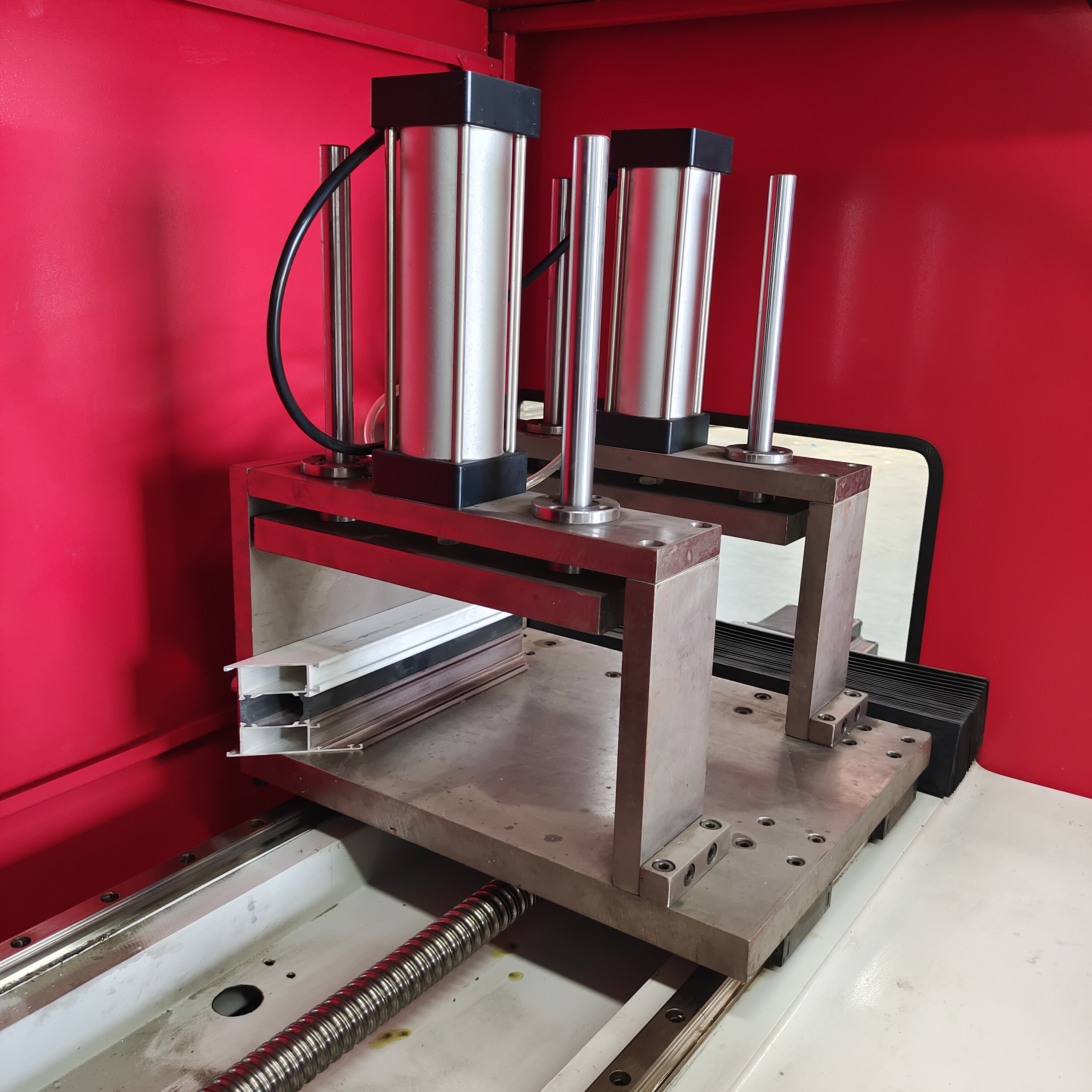 Вырезывание профиля CNC твердое алюминиевое увидело машину резца сервопривода питаясь с 90 градусами режа Anlge