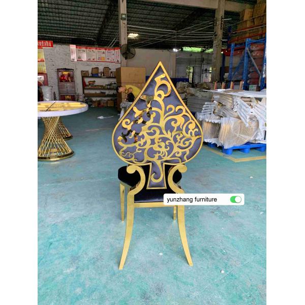 Золотое свадебное кресло, сложная роскошная конструкция, белая подушка.