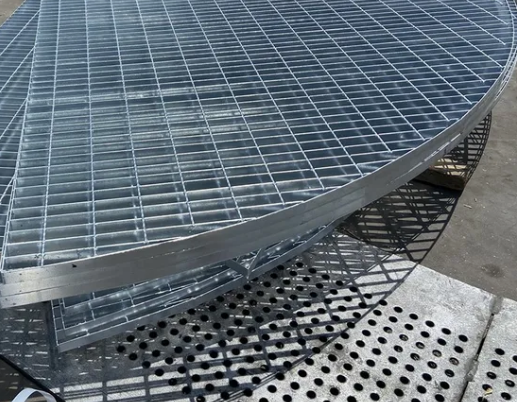 Rejilla de acero estándar internacional antideslizante HDG para plataforma de acero / panel de malla de pasarela / suelo Rejilla de metal de barras de soldadura de acero carbono de alta calidad