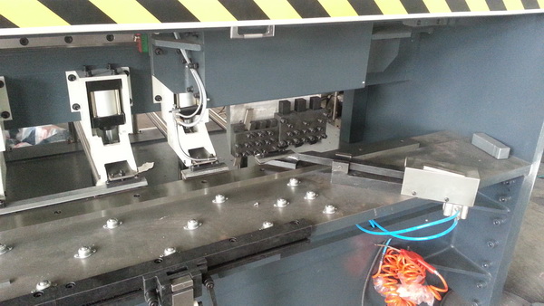 Машина 2 m/min CNC v 2 осей калибруя для нержавеющего фальцаппарата CNC v листа