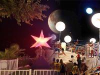 Recolhimentos do evento que anunciam a luz inflável do balão do CE das promoções com suporte do tripé