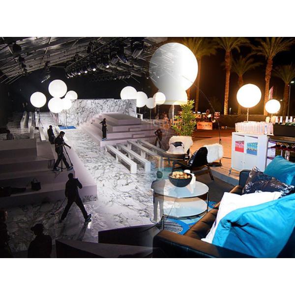 Теплый крутой белый раздувной поляк приведенный лампы установил на открытом воздухе крытое