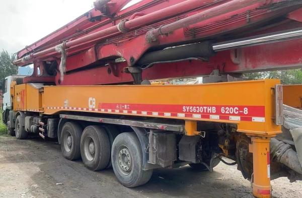 Pompes montées sur un camion de 63 m Pompes à béton rouges pour les grands projets de construction
