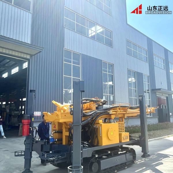 Machine de forage de puits d'eau sur chenilles