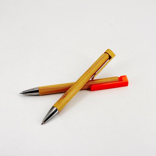 Un stylo à bille en bois de bambou de 1 mm écologiquement rétractable