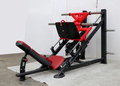 A aptidão completa vermelha assentou a máquina da imprensa do pé para o exercício do músculo