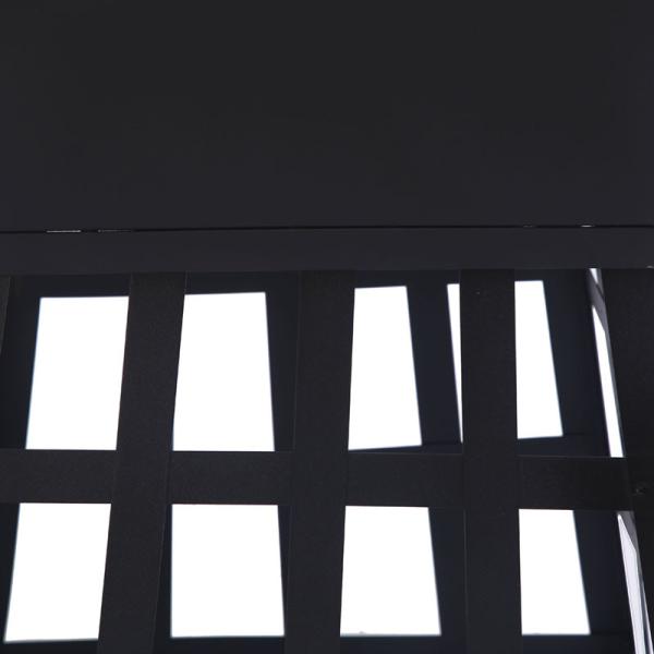 Современный камин для костра и барбекю в черной наружной обстановке