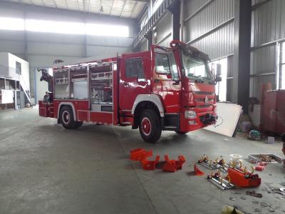 Caminhão caminhão da luta contra o incêndio da emergência de Howo 4 x 2 do corpo dos bombeiros do salvamento com 5 toneladas de guindaste