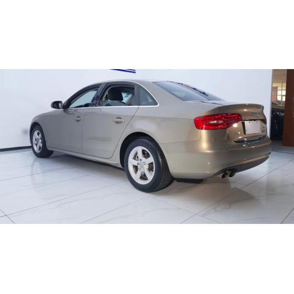 Места черноты автомобиля среднего размера варианта комфорта Audi A4 2.0T внутренние двухсторонние электрические