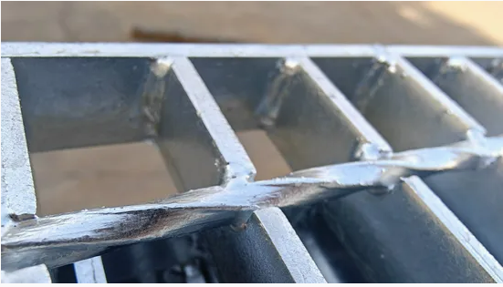 DIP chaud galvanisée passerelle à grille dentelée métallique passerelles en acier inoxydable barres de soudage plate-forme grille en acier