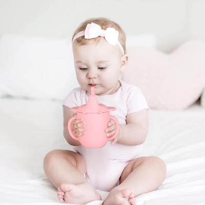 Le silicone formant des tasses de Sippy avec des poignées de Straw Lid And Non Slip renversent l'entraîneur Cup Transition Cup de preuve