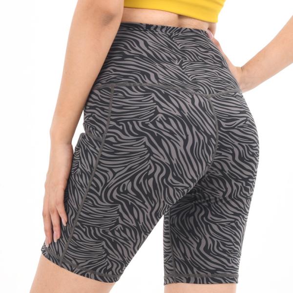 A tintura do laço imprimiu o bolso 8 short do motociclista para o short alto do exercício da ioga de Waisted das mulheres