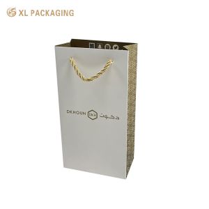 Emballage XL Emballage écologique Pour boutiques Cadeaux Vente au détail Sacs de magasinage recyclables de haute qualité de couleur dorée Poche de papier à poignée en OPP avec feuille d'or estampage Finition mate Fond renforcé